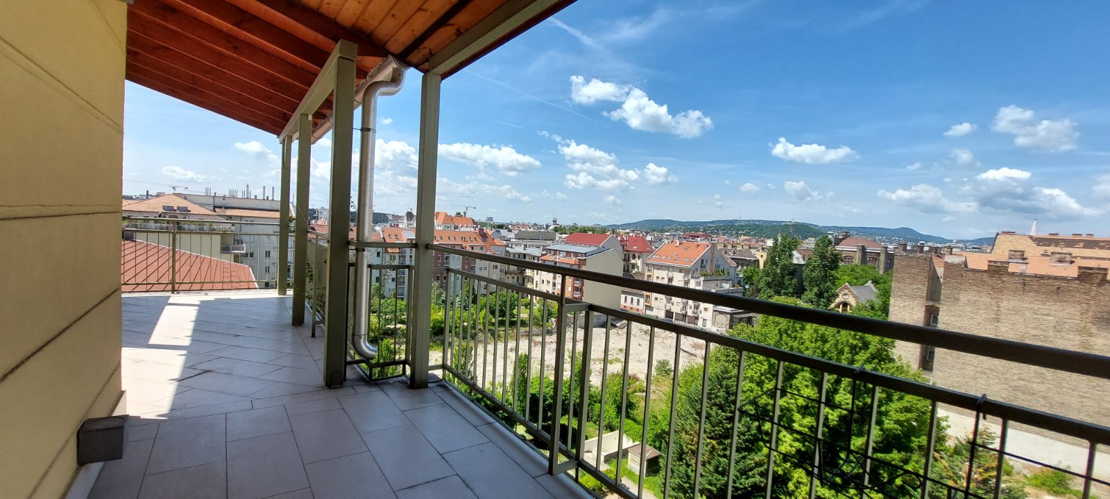 Room for rent in a modern, twostorey apartment in Márton street